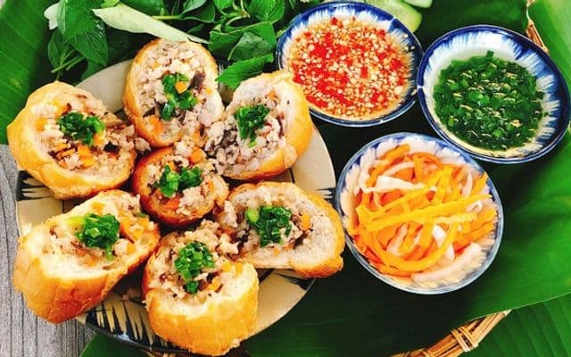 Hình ảnh Dì Tám - Bánh Mỳ Hấp - Tôn Đản