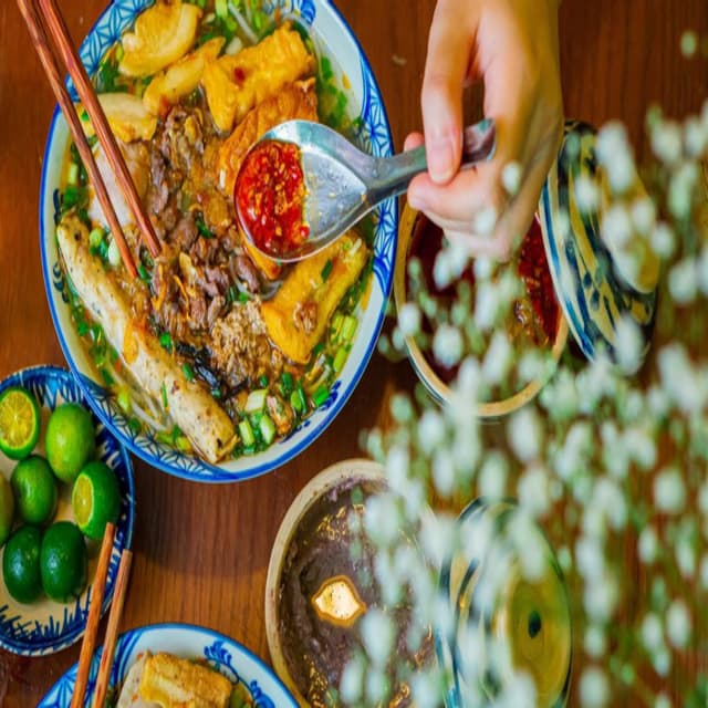 Hình ảnh Cô Hương Béo - Bún Riêu Tóp Mỡ Mọc Giòn - Nguyễn Văn Lộc
