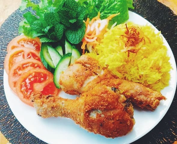 Hình ảnh Cơm Gà Xối Mỡ Thái - Hương Lộ 2