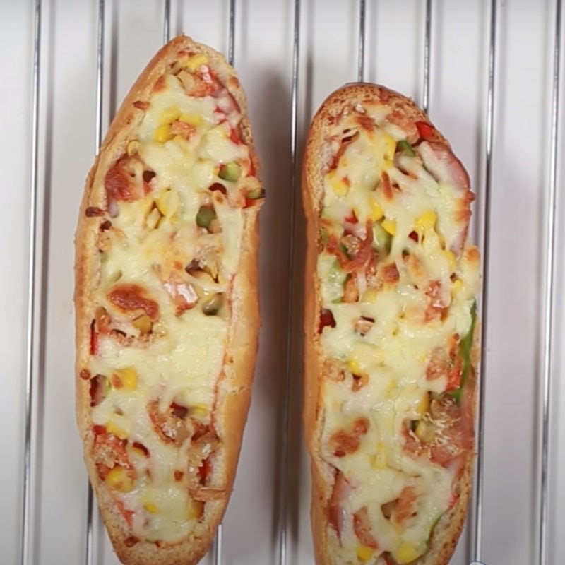 Hình ảnh  bánh mì pizza nhân xúc xích 