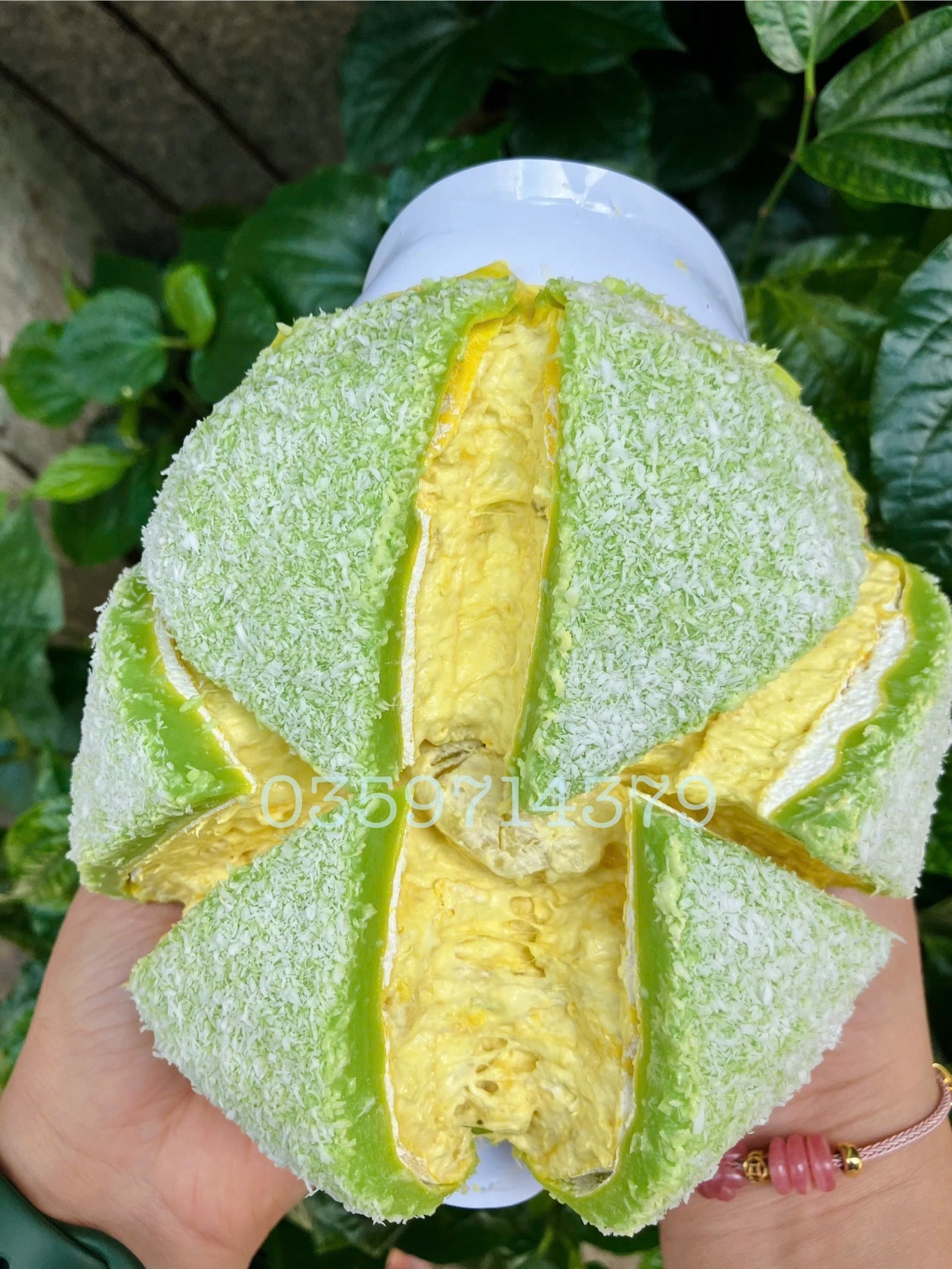 Hình ảnh Bánh sầu riêng Phú sĩ lá dứa sz 14