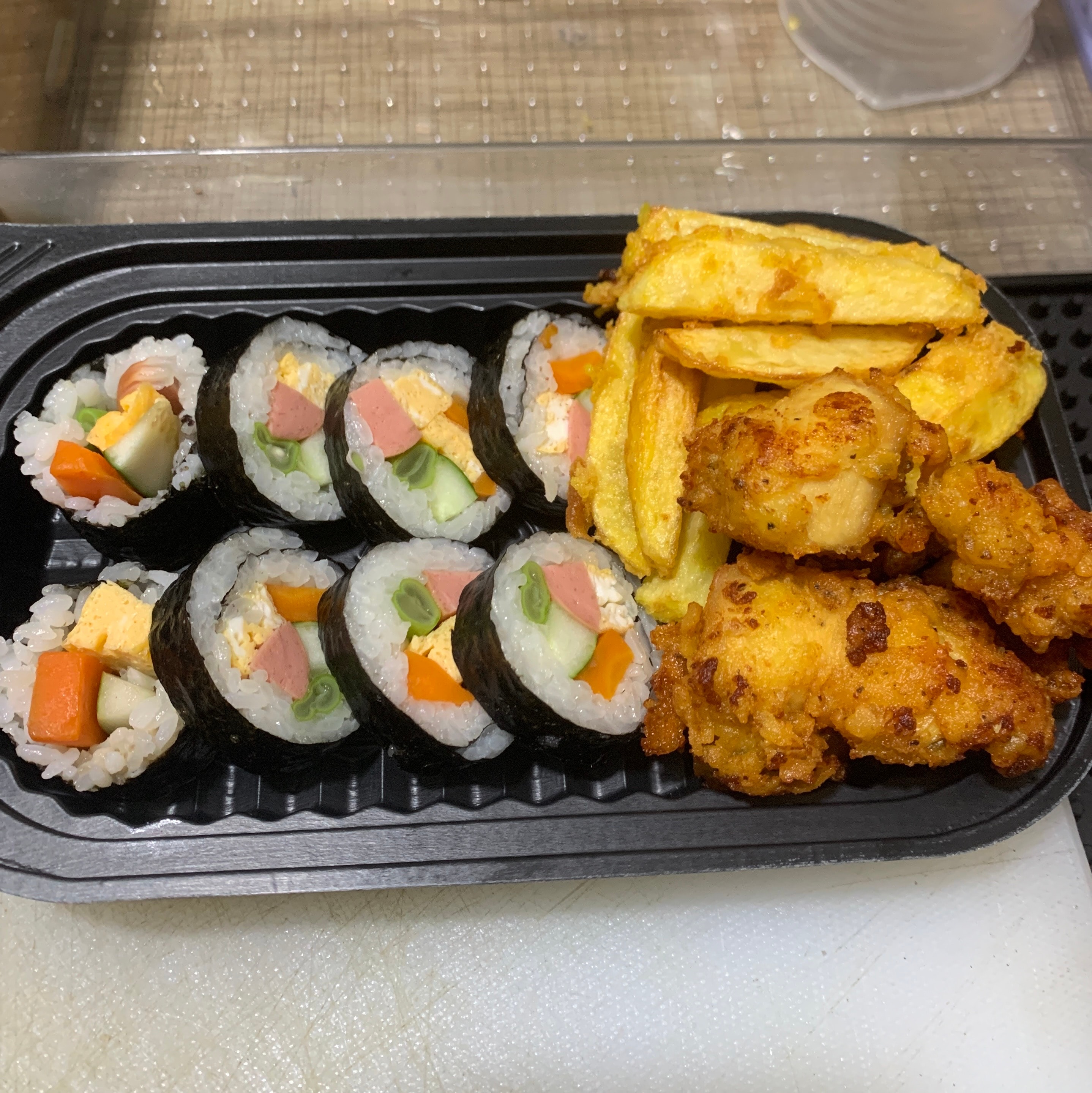 Hình ảnh combo kimbap + khoai tây chiên + gà chiên giòn
