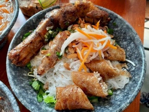 Hình ảnh Bún sườn cọng quay