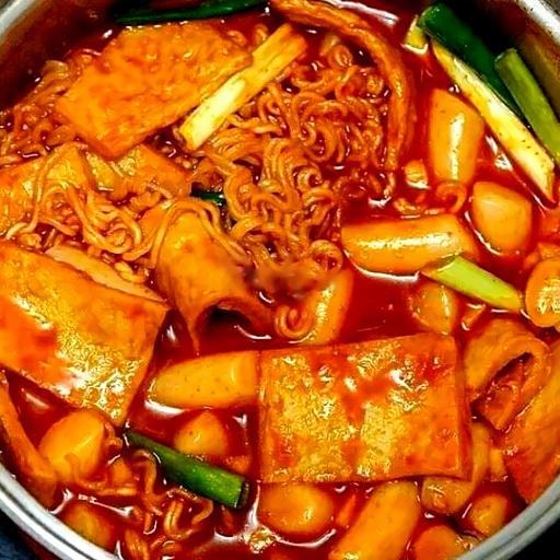 Hình ảnh Mỳ cay trộn tokbokki xúc xích chả cá