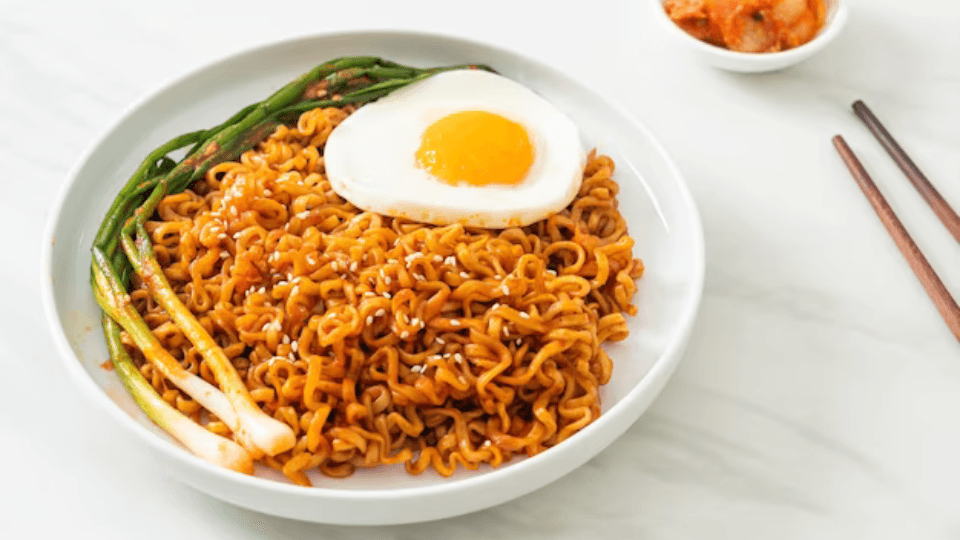 Hình ảnh Mì trộn indo ốp la