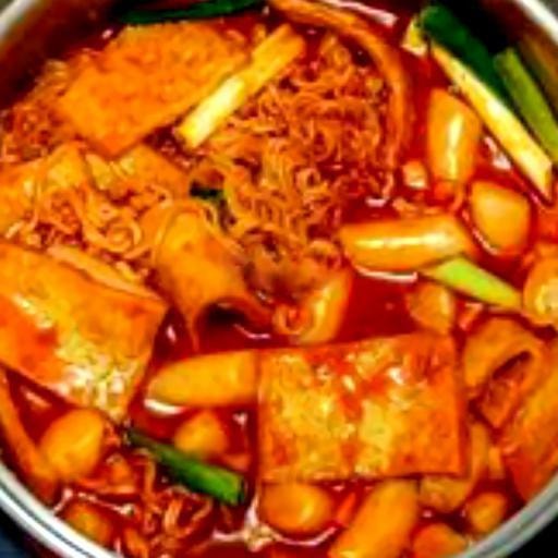 Hình ảnh Mỳ cay trộn tokbokki xúc xích chả cá