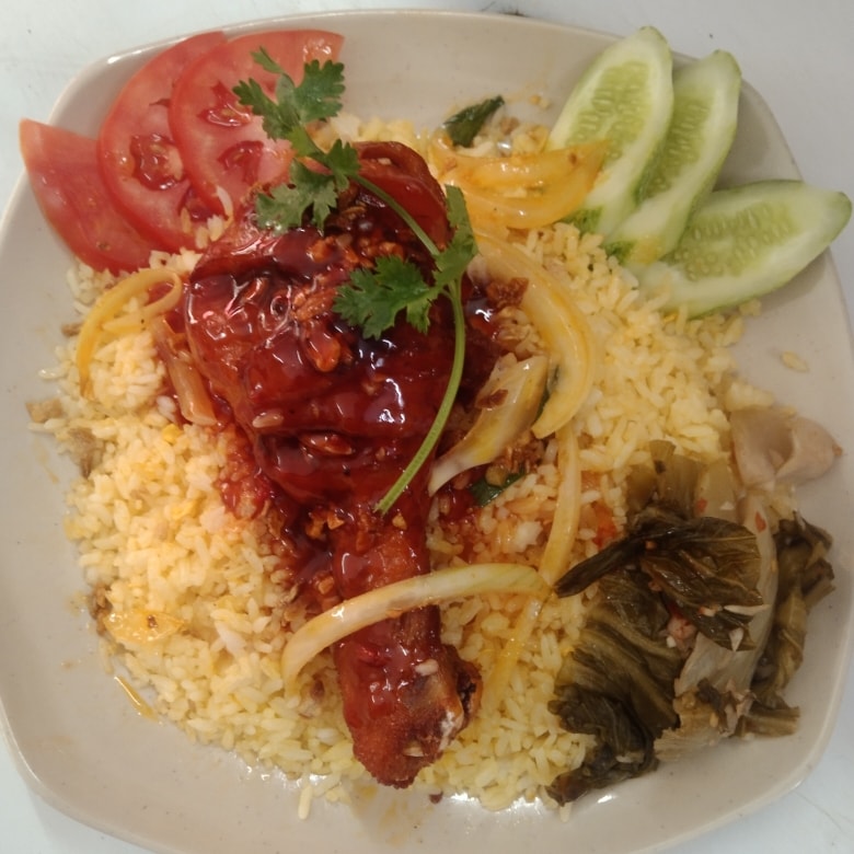Hình ảnh Cơm gà sốt sate má đùi 