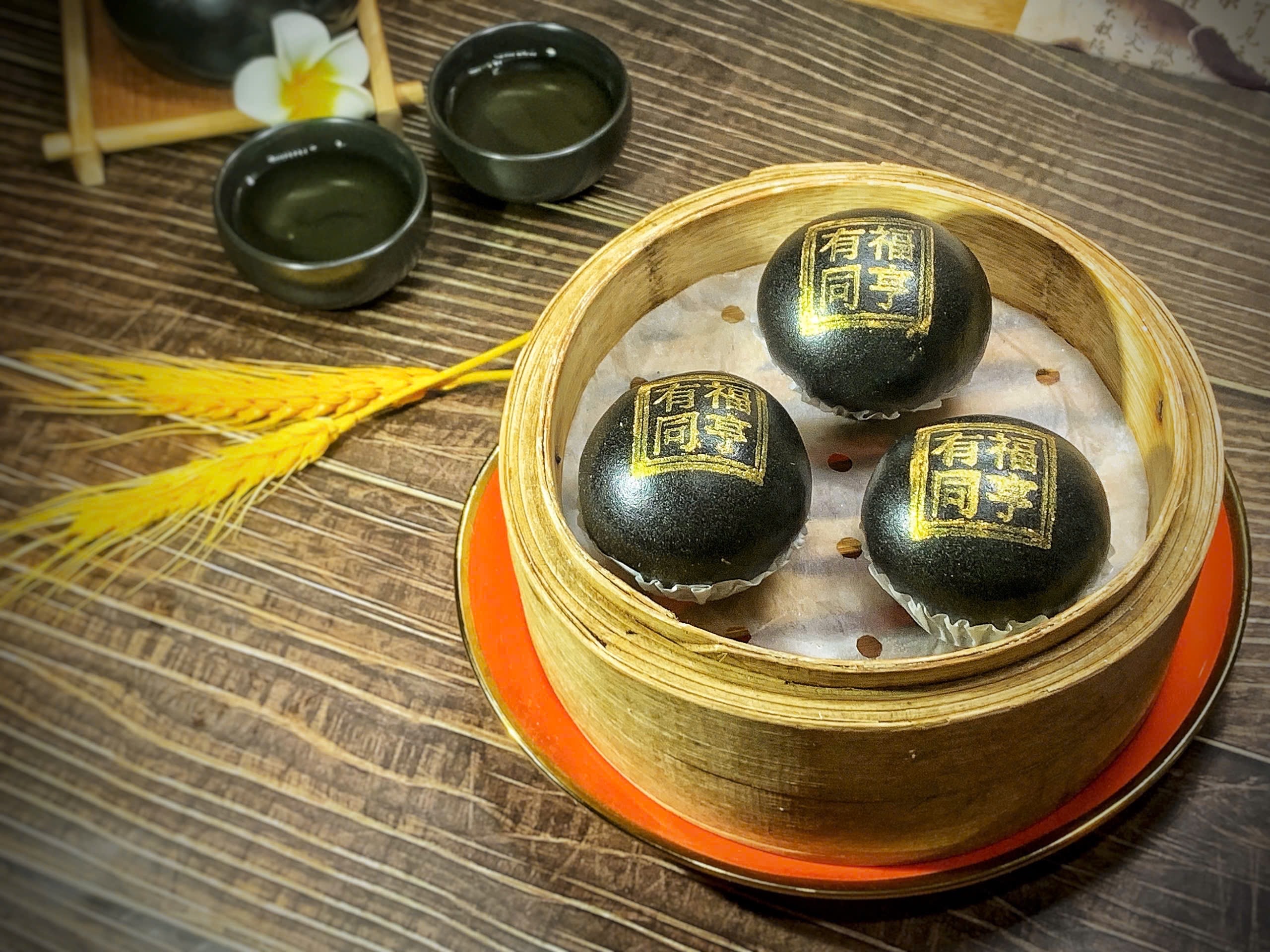 Hình ảnh Bánh bao than trúc kim sa