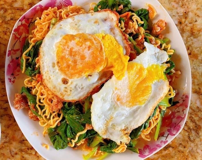 Hình ảnh Mì trộn trứng ốp la 