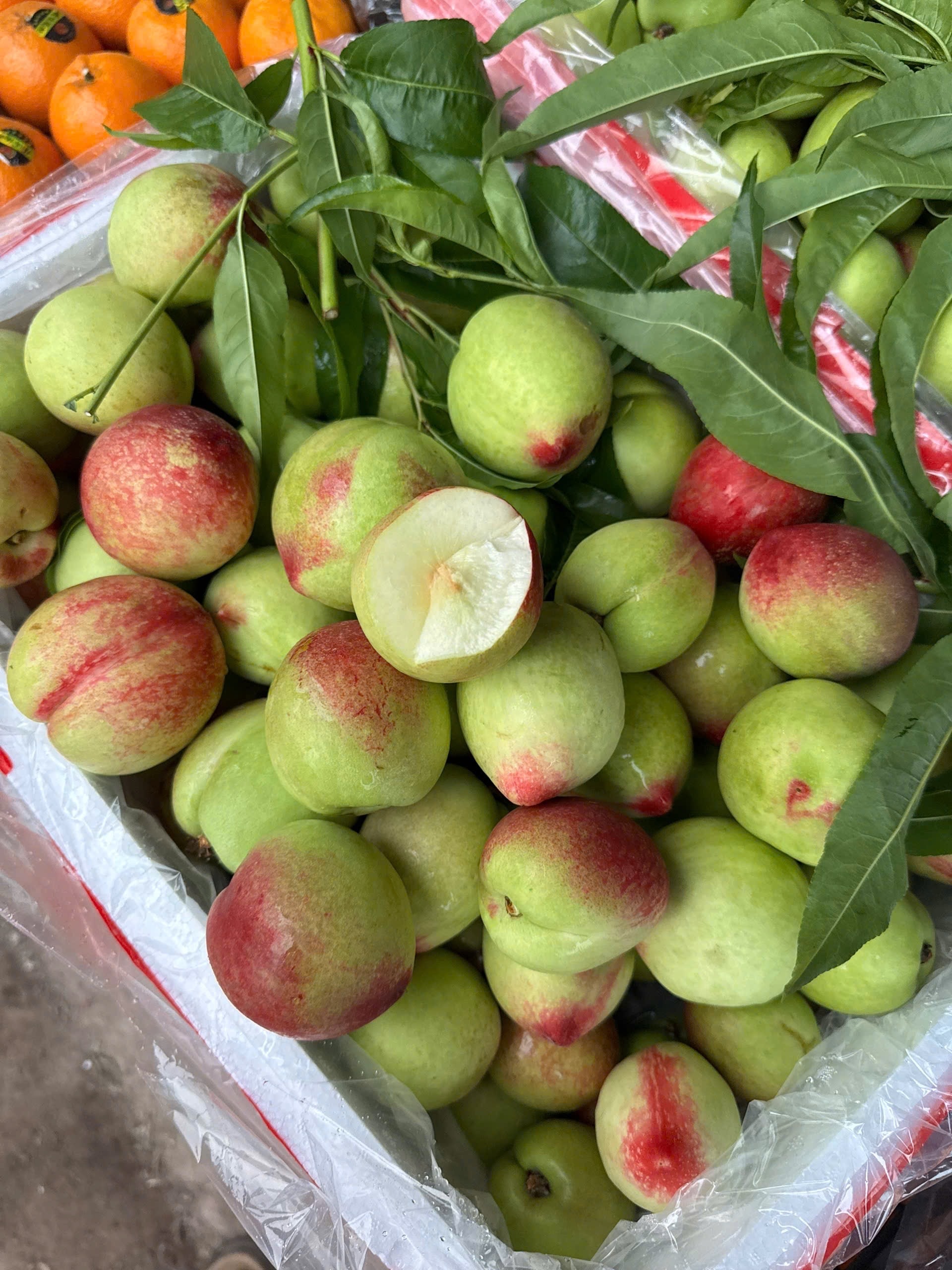 Hình ảnh khay đào xanh giòn ngọt