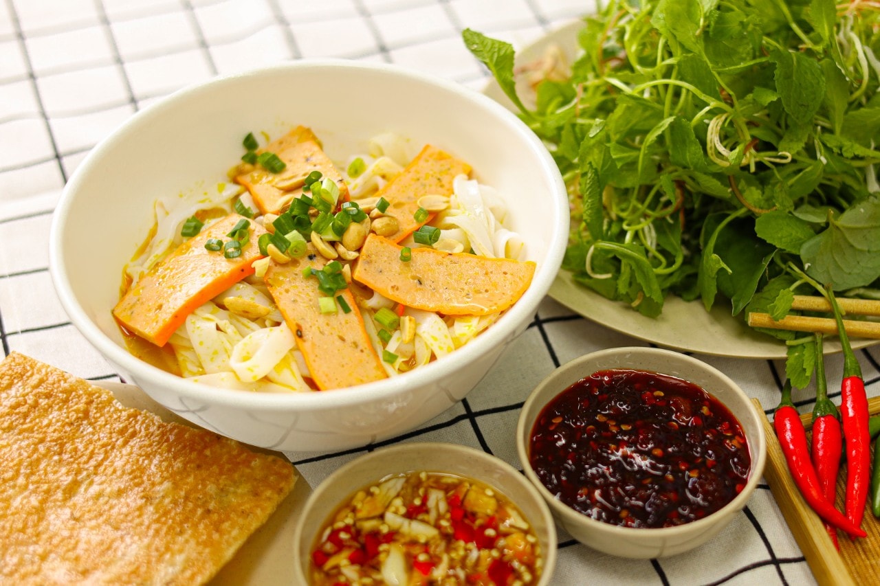 Hình ảnh Mì quảng chả tôm