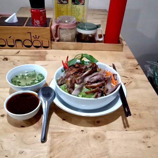 Hình ảnh Bún trộn đùi gà quay