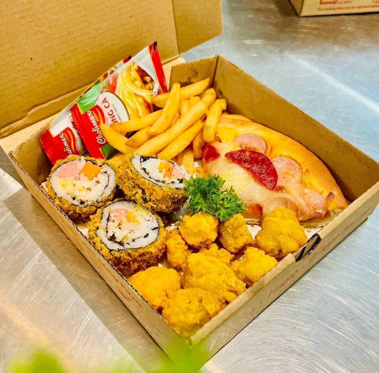 Hình ảnh 2 pizza tam giác ,ga viên , kimbap , khoai tây , 2 nước ngọt