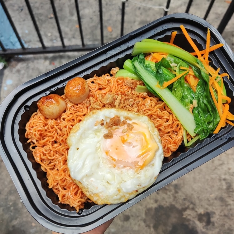 Hình ảnh Mì trộn trứng ốp la
