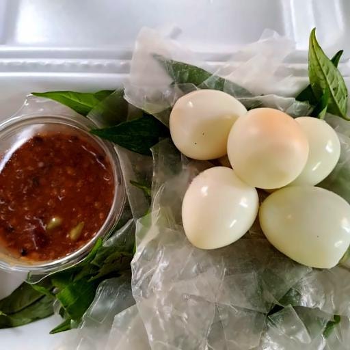 Hình ảnh Bánh tráng dẻo sương chấm sốt sa tế muối tắc trứng cút