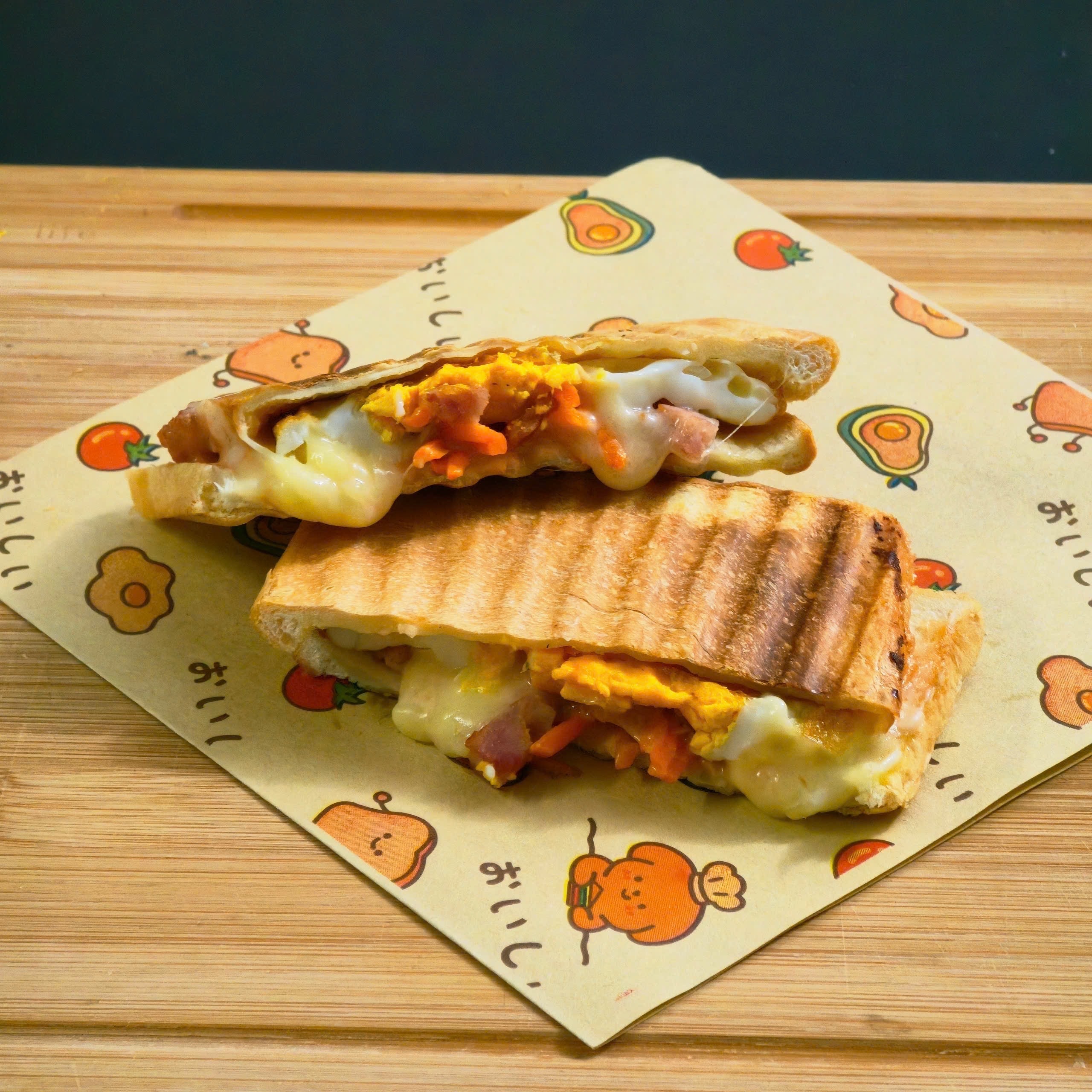 Hình ảnh Sandwich phô mai nướng trứng bacon