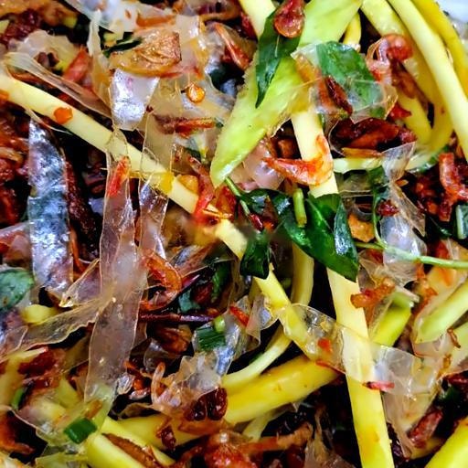 Hình ảnh Bánh tráng trộn khô bò Giòn vụn cay có trứng cút