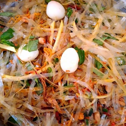 Hình ảnh Bánh tráng trộn khô mực trứng cút