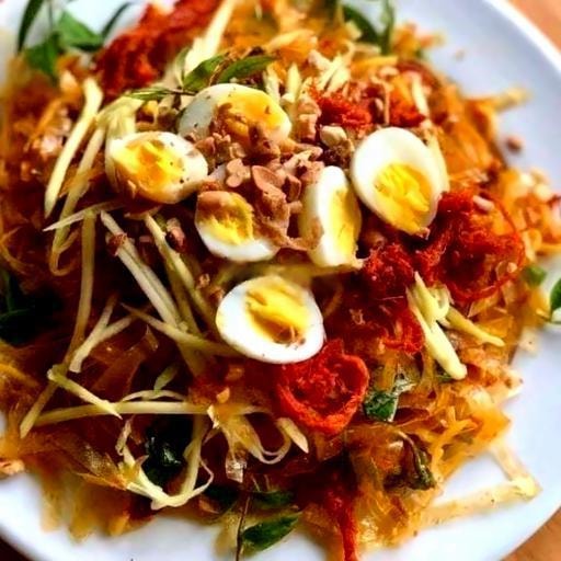 Hình ảnh Bánh tráng trộn khô bò đỏ trứng cút
