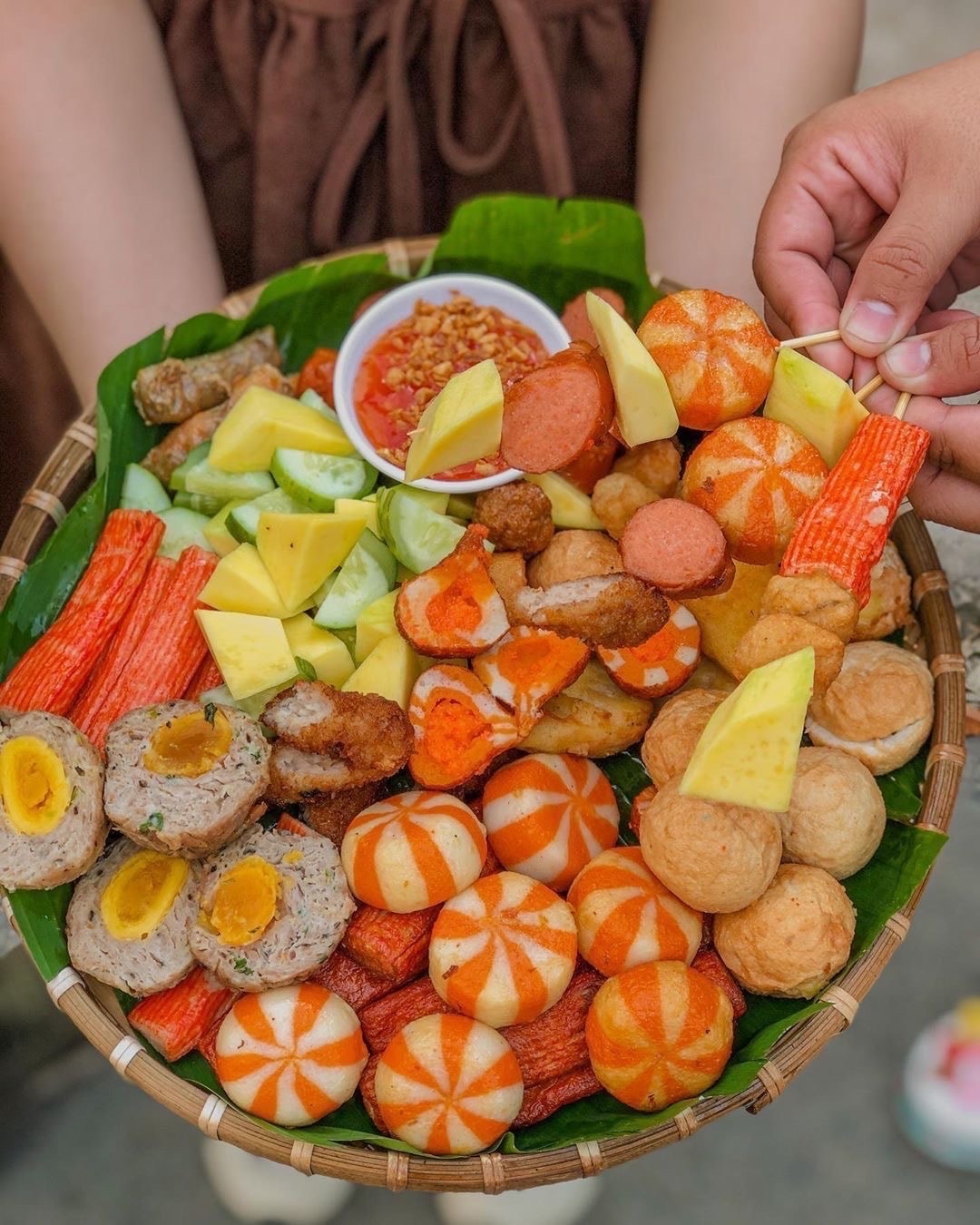 Hình ảnh Khay viên chiên size lớn kèm xoài, cóc giải ngán