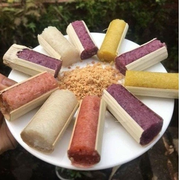 Hình ảnh 01 ống cơm lam hấp nóng ăn kèm muối đậu phộng 