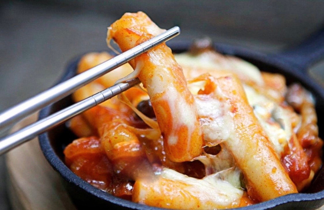 Hình ảnh Tokbokki sốt chả cá phủ phomai