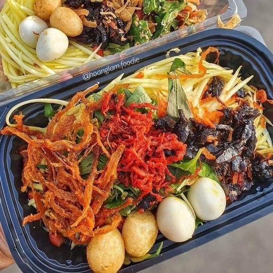 Hình ảnh gỏi xoài trộn khô (kèm ly tóp mỡ)