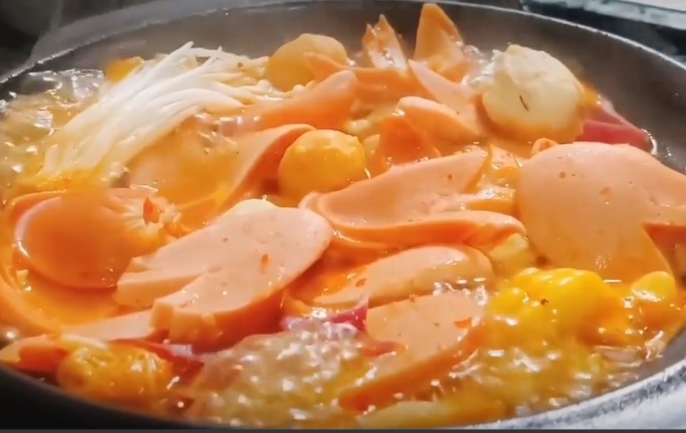 Hình ảnh Mì cay xúc xích + nấm (ĐB 3)