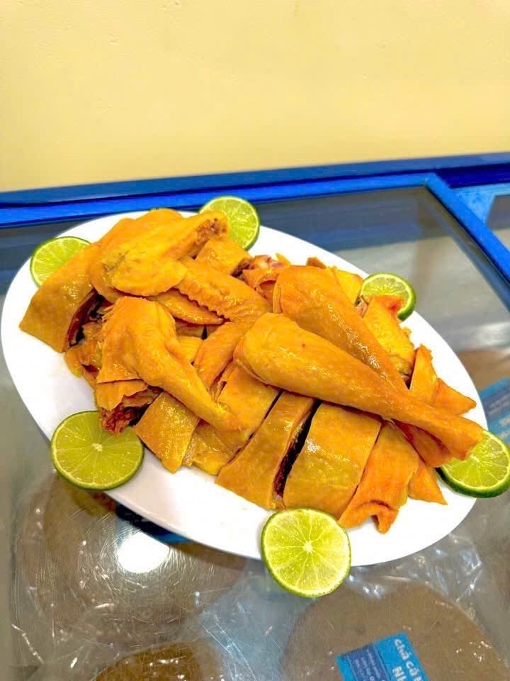 Hình ảnh Gà ủ muối nguyên con có đầu chân tặng kèm coca thêm mã KM