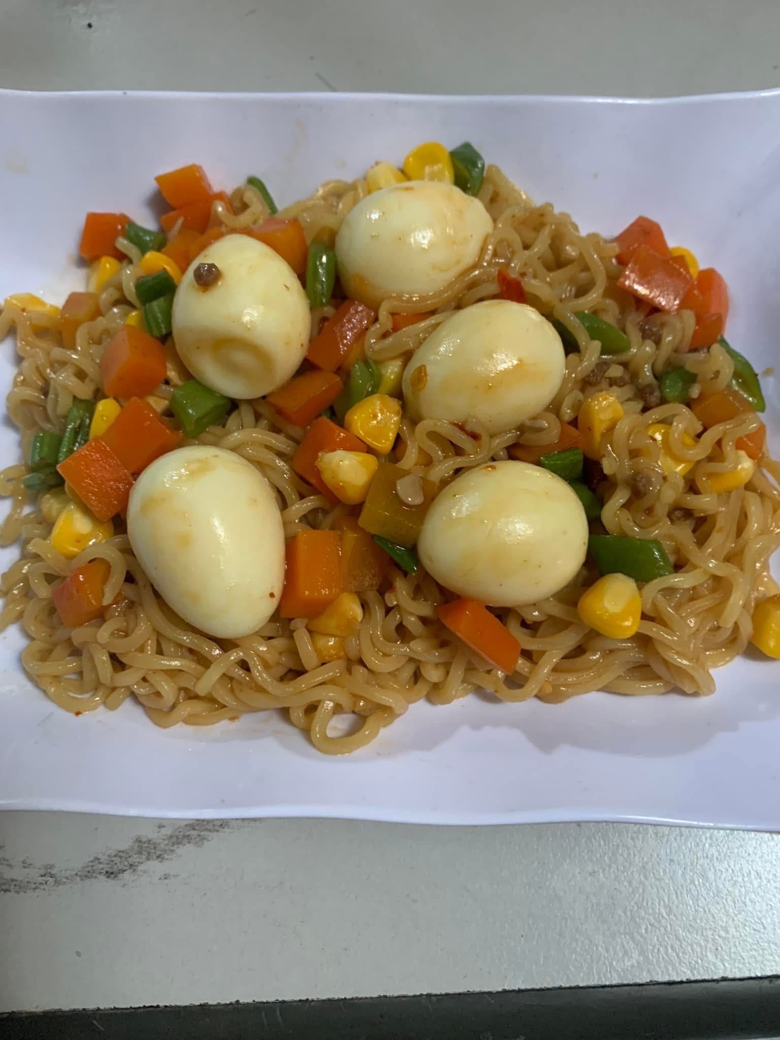 Hình ảnh Mì trộn indomie trứng cút