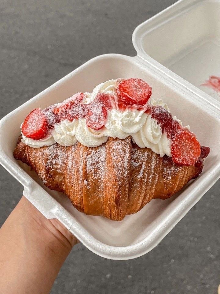 Hình ảnh Croissant Dâu Phô Mai
