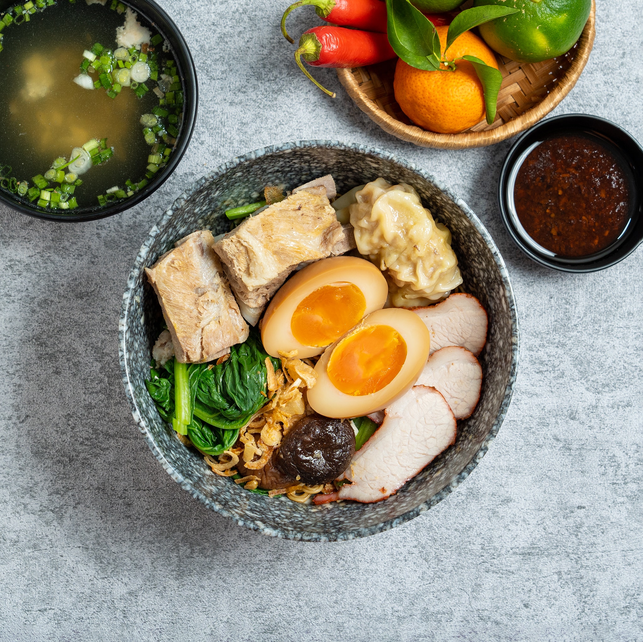 Hình ảnh Mì thập cẩm sườn