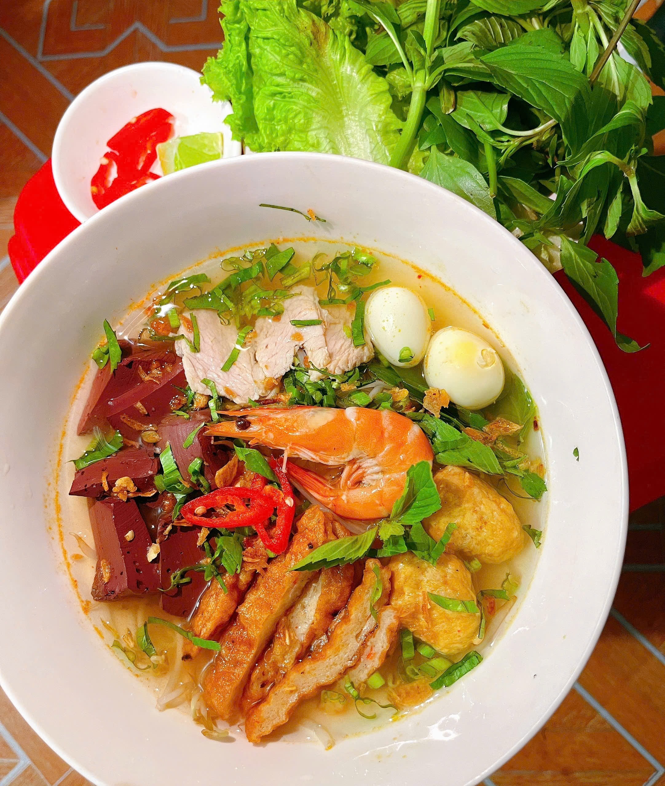 Hình ảnh HỦ TIẾU TOMYUM THÁI ĐẶC BIỆT ( TẶNG 1 CHAI NƯỚC SÂM)