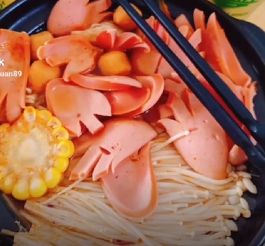 Hình ảnh Mì cay xúc xích