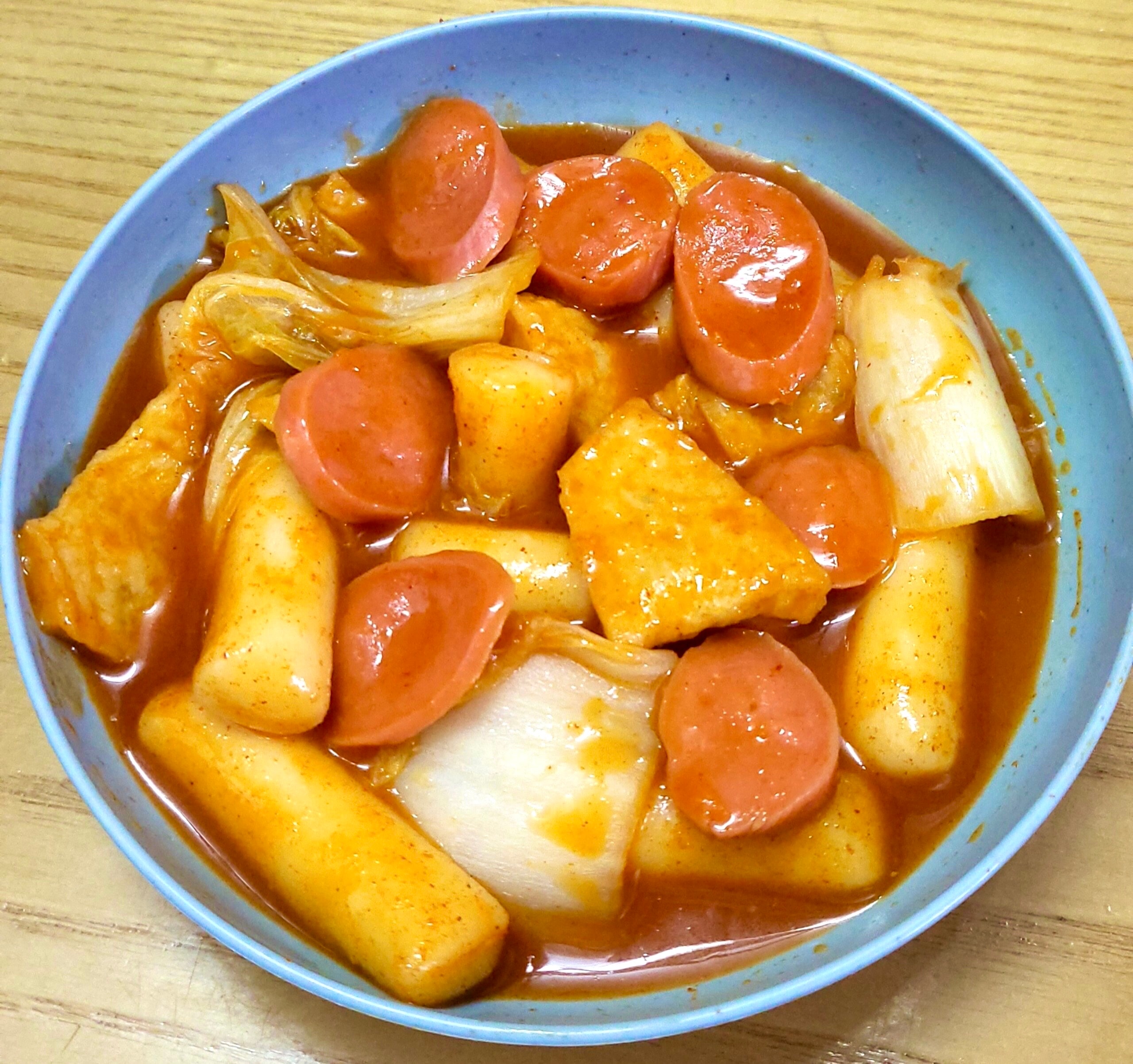 Hình ảnh Tokbokki sốt chả cá - xúc xích