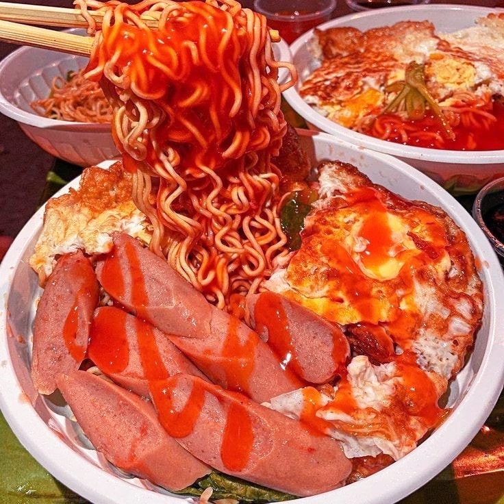 Hình ảnh Mì Trộn ( Trứng chiên + Xúc xích) - MẶC ĐỊNH CAY NHẸ