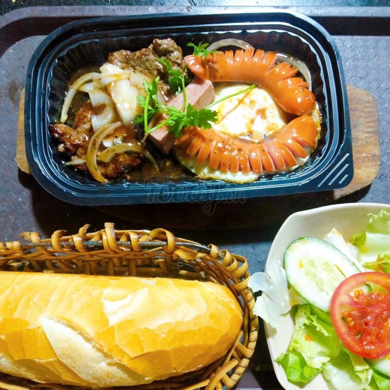 Hình ảnh Bò bít tết, xúc xích, pate
