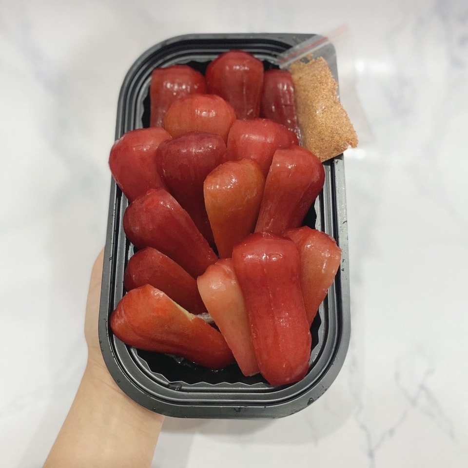 Hình ảnh Khay roi đỏ kèm muối chấm