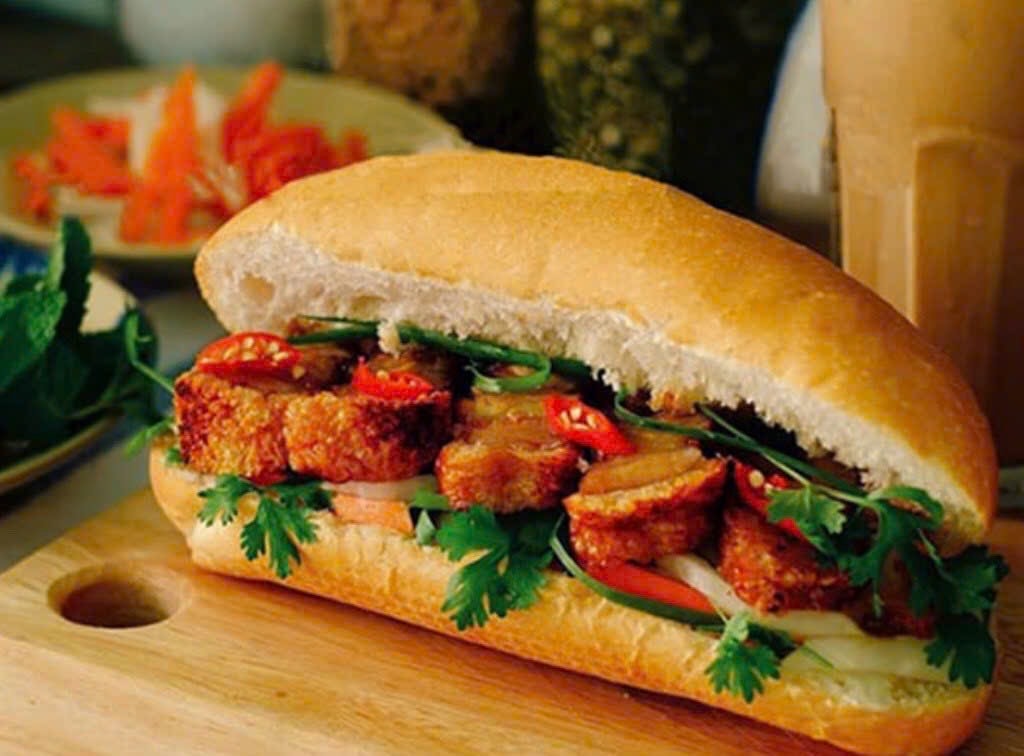 Hình ảnh Bánh mì heo quay da giòn + Trà Tắc Mật Ong