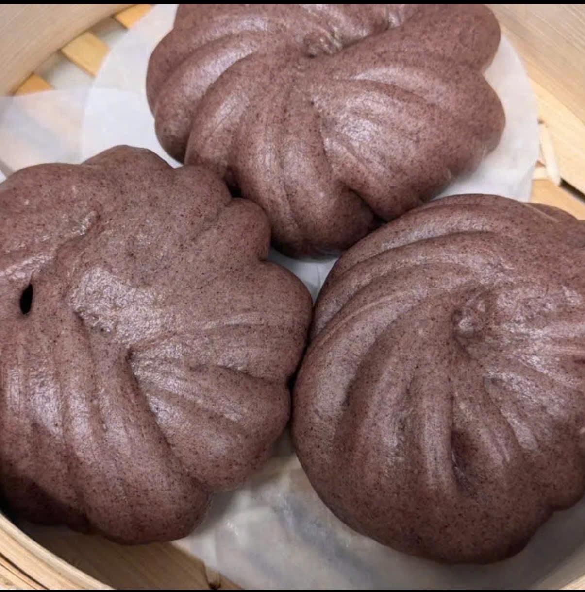 Hình ảnh bánh bao gạo lứt gà nâm hương 