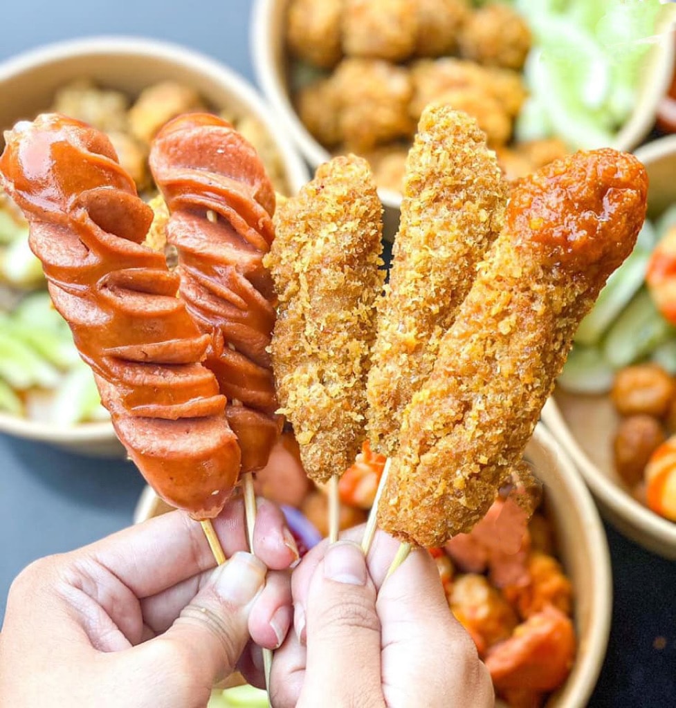 Hình ảnh Combo Siêu Ngon ( 5 Xúc Xích + 10 Nem Chua ) + 1 CoCa )