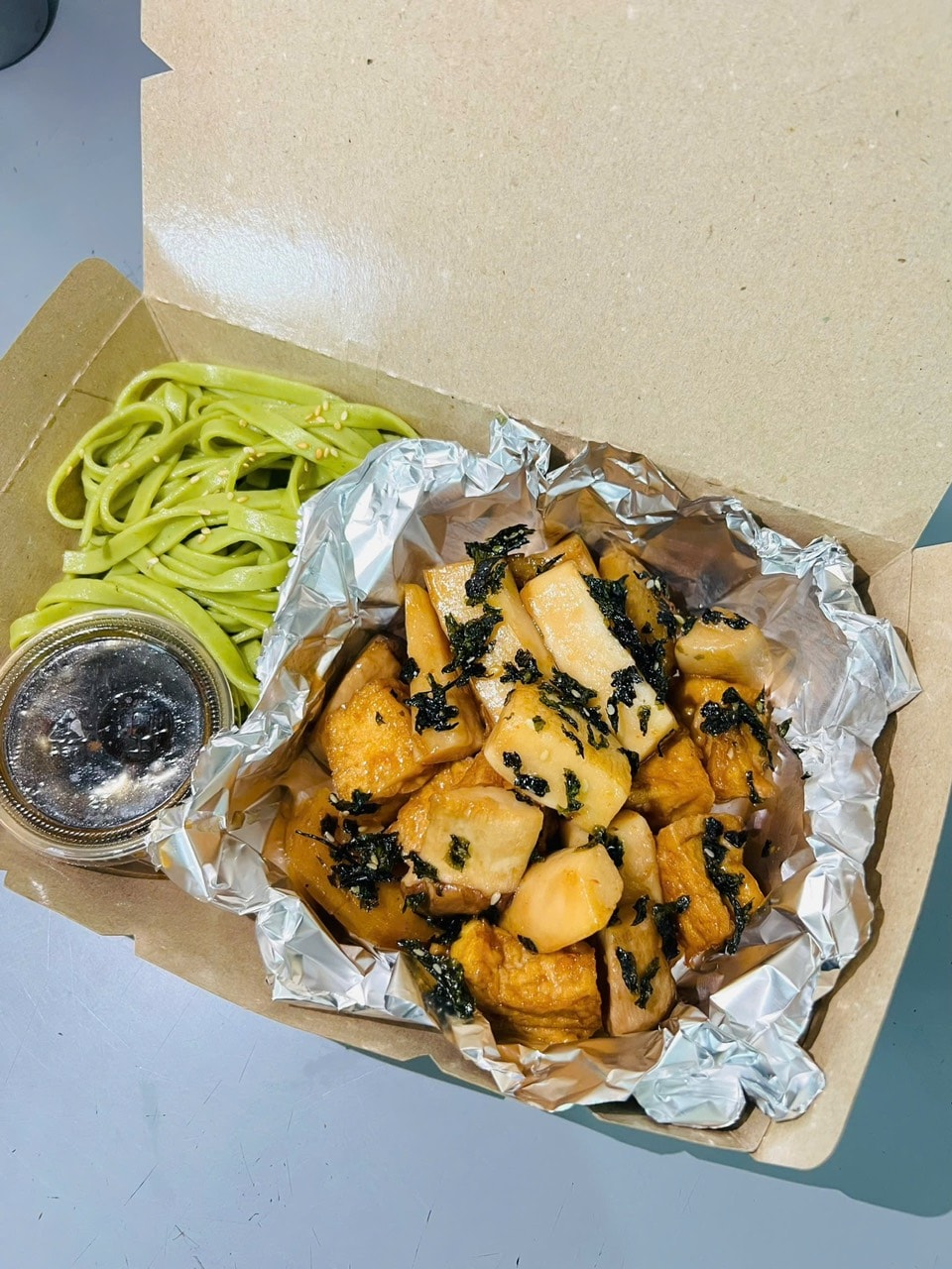 Hình ảnh Mì rau củ + Chả chay sốt me
