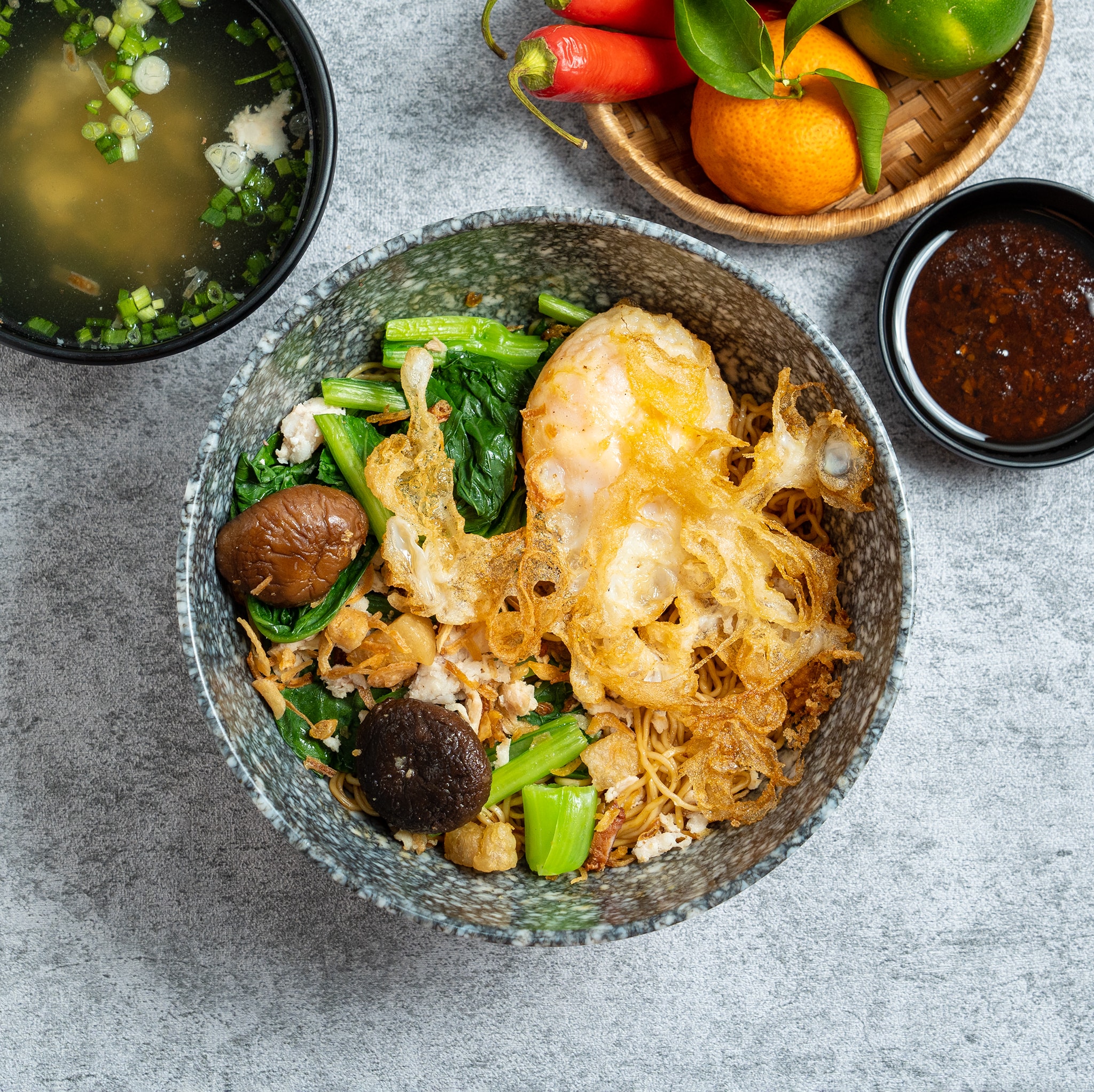 Hình ảnh Mì khô trứng chiên bông xù lòng đào