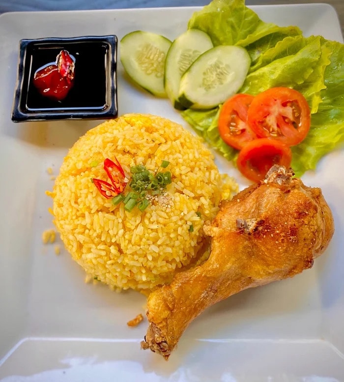 Hình ảnh Cơm Đùi Gà Xối Mỡ Truyền Thống