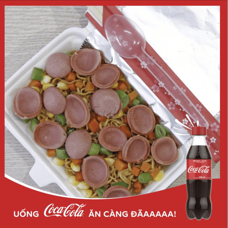 Hình ảnh Mì Trộn Xúc Xích và Coca