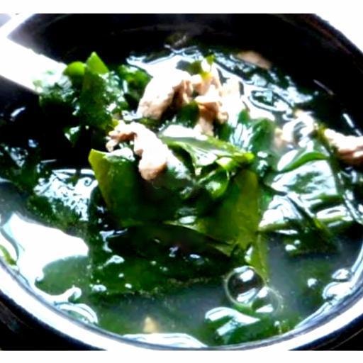 Hình ảnh Canh rong biển thịt bò kèm cơm trắng rong biển