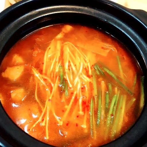 Hình ảnh Canh Kimchi thịt bò kèm cơm trắng rong biển
