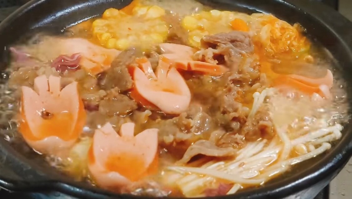 Hình ảnh Mì cay xúc xích