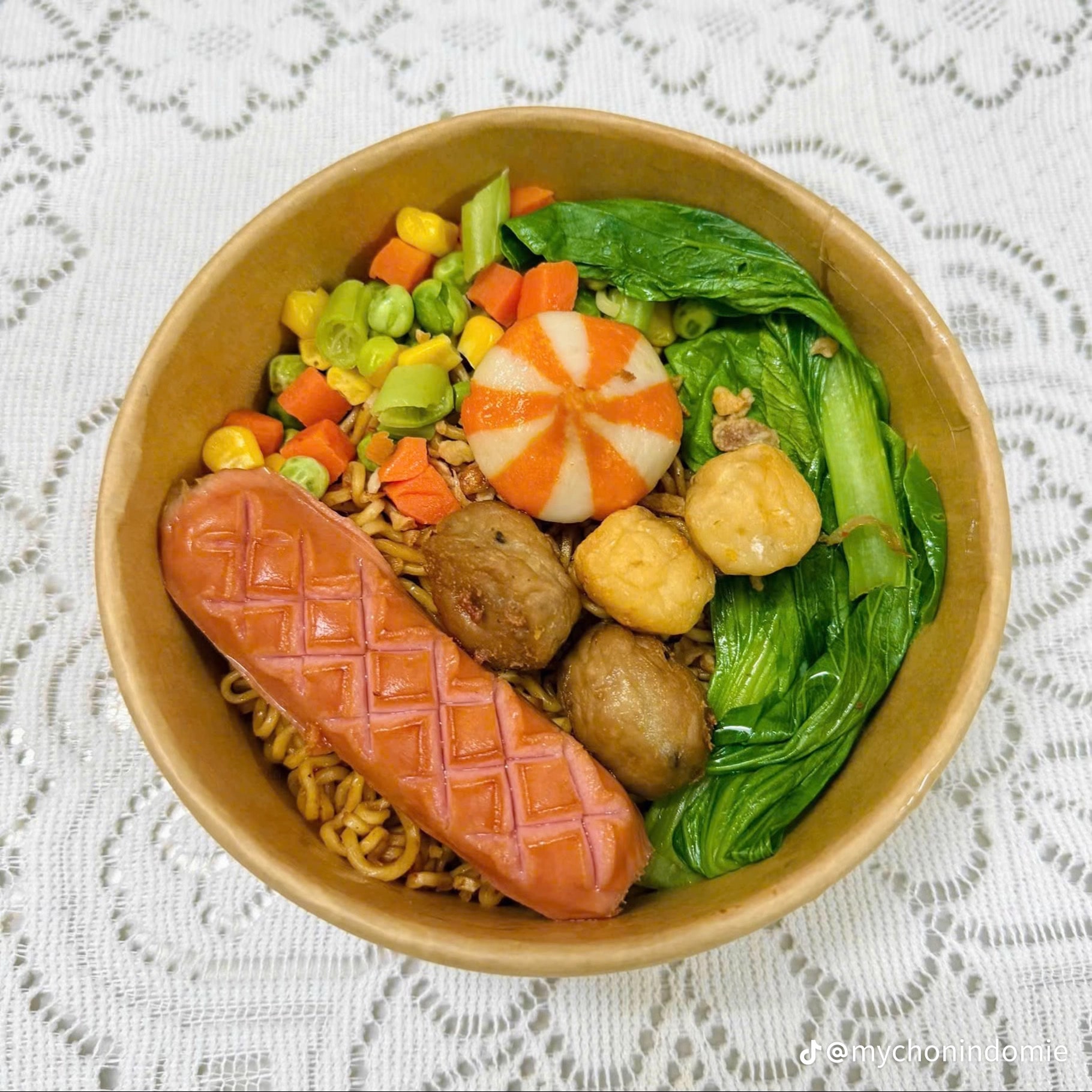 Hình ảnh mì indo xúc xích viên chiên