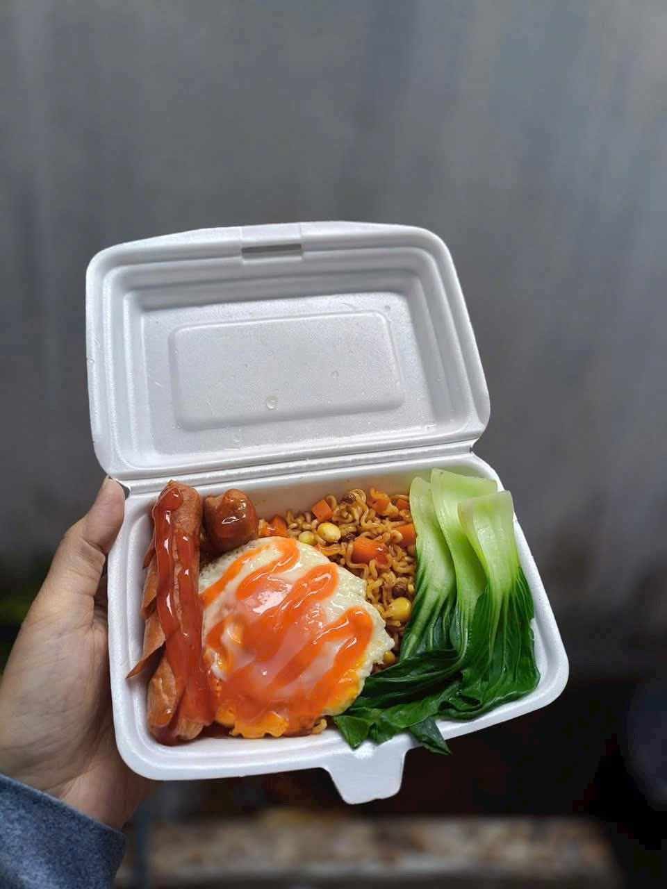Hình ảnh Mì trộn indomie ốp la xúc xích 